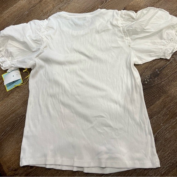 White T, very comfortable, wide shoulders, soft perfect size. - Picture 3 of 4